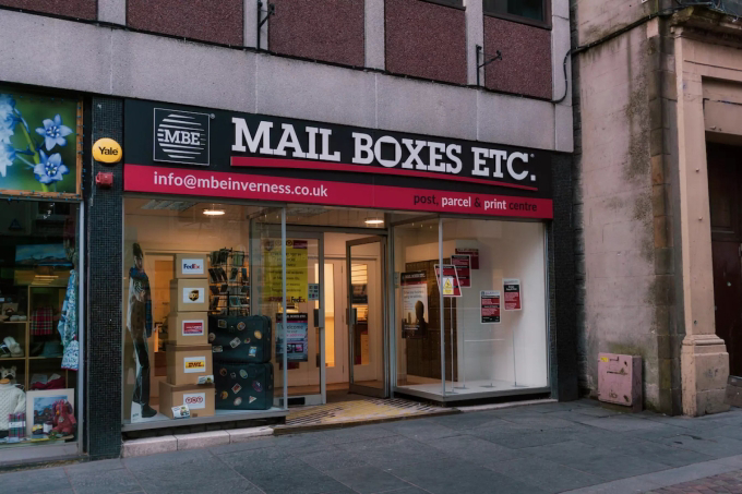 Mail Boxes Etc, Servicios postales