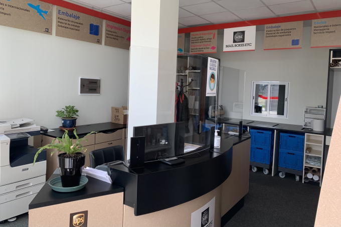 Mail Boxes Etc, Servicios postales