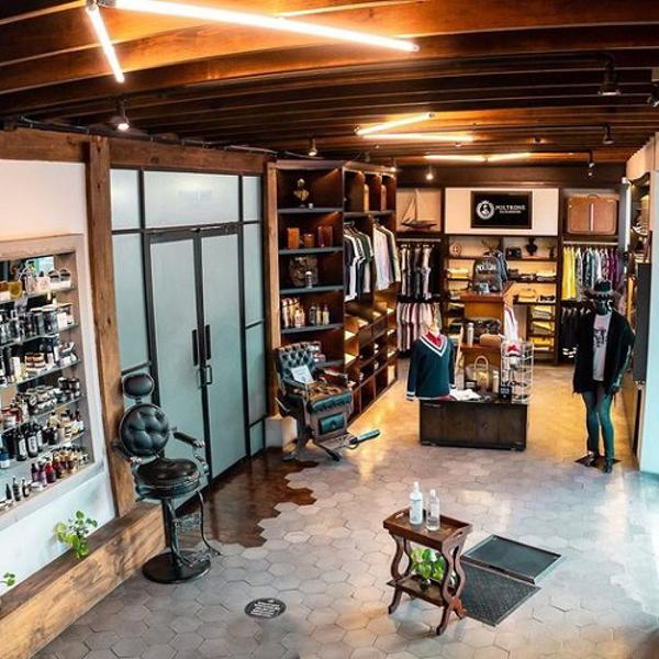 Visita nuestra Outfit Store de la franquicia Poltrone Da Barbiere, y encuentra todo lo que el hombre necesita. El lugar ideal para un regalo único y diferente.